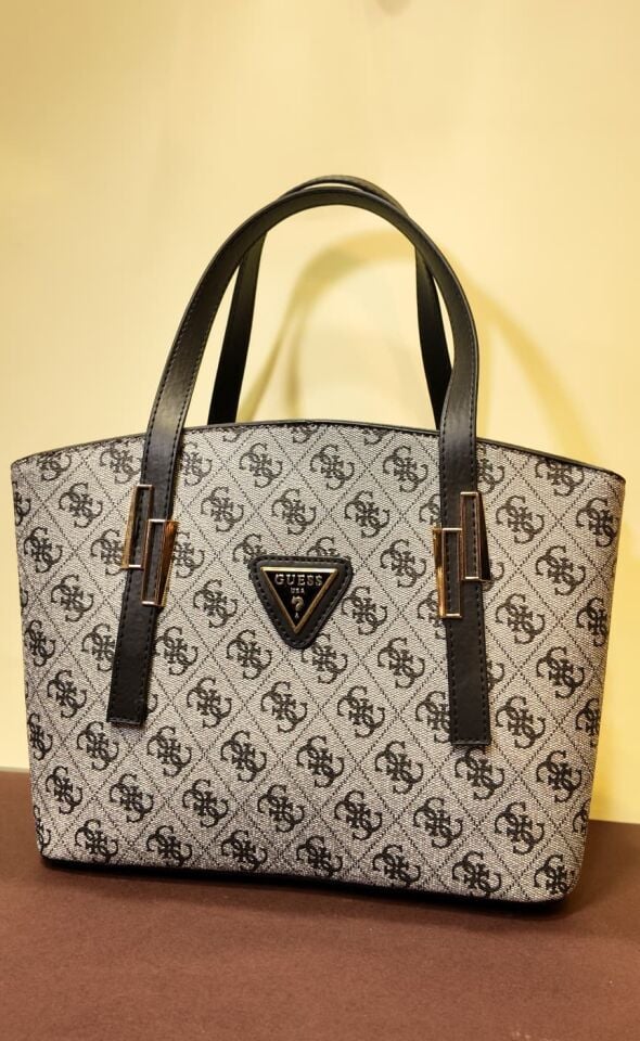 Klasik ve Zarif Yapılı Bayan Çanta